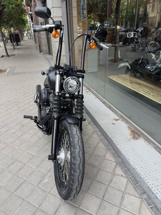 Harley Davidson Dyna Street Bob Negra