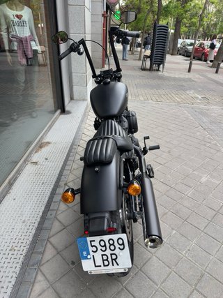 Harley Davidson Dyna Street Bob Negra