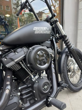 Harley Davidson Dyna Street Bob Negra