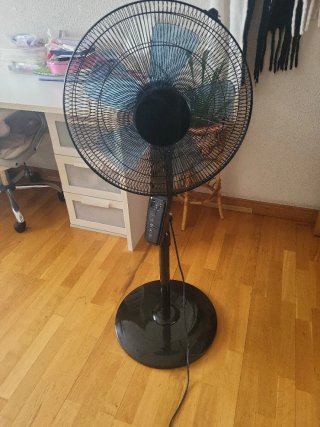 Ventilador de pie negro