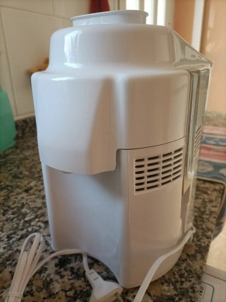 Licuadora blanca con vaso transparente