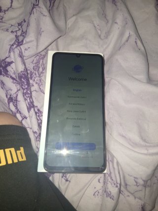 Bicicleta blanca y móvil nuevo