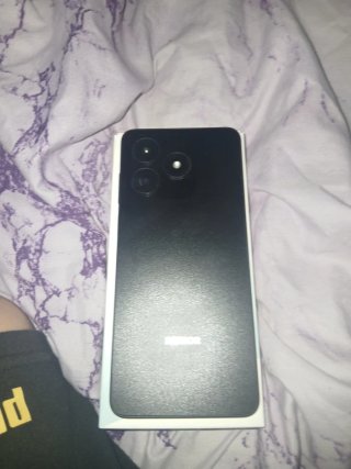 Bicicleta blanca y móvil nuevo