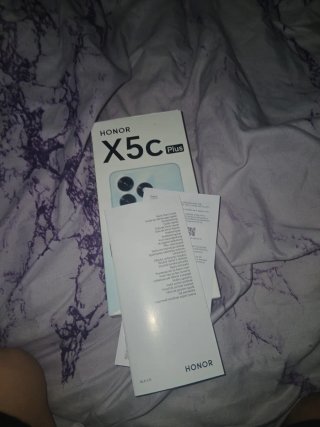 Bicicleta blanca y móvil nuevo