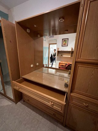 Mueble tocador con espejo y cajones. 2m x 190 x 50