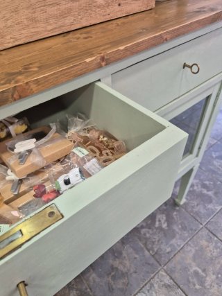 Mueble antiguo restaurado madera y cristal.