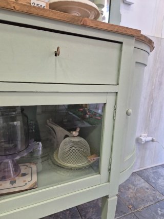 Mueble antiguo restaurado madera y cristal.