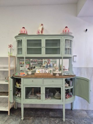 Mueble antiguo restaurado madera y cristal.