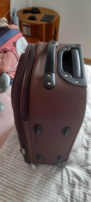 Maleta marrón de viaje