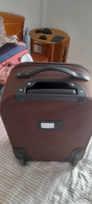 Maleta marrón de viaje