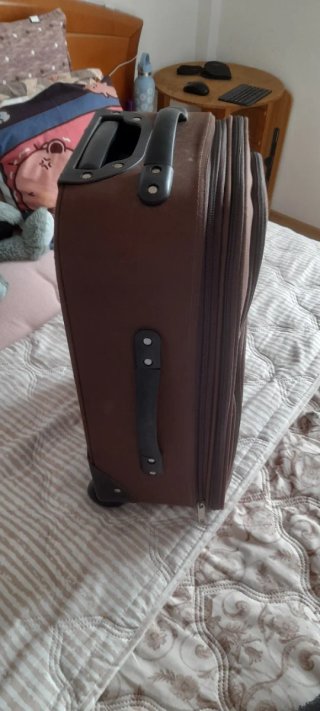 Maleta marrón de viaje
