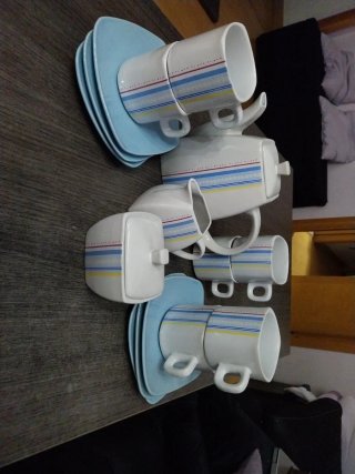 Juego de té con tetera, azucarero y tazas