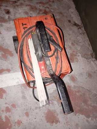 Máquina de soldar eléctrica ARC  con electrodos