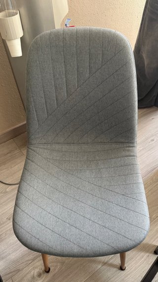 Silla de escritorio de tela gris azulado.