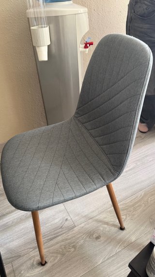 Silla de escritorio de tela gris azulado.
