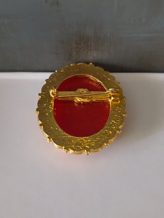 Broche camafeo vintage con borde en tono dorado