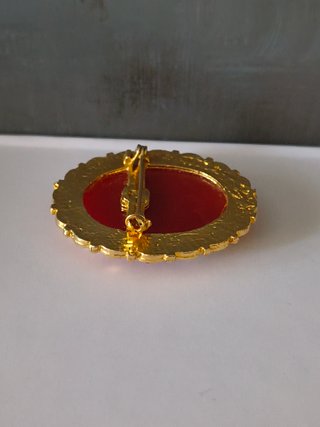 Broche camafeo vintage con borde en tono dorado