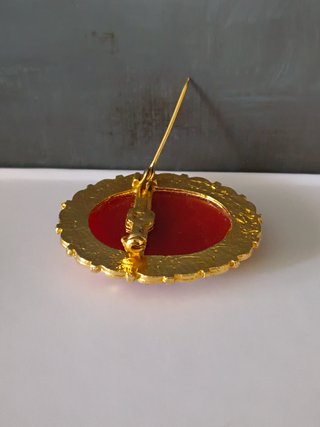 Broche camafeo vintage con borde en tono dorado