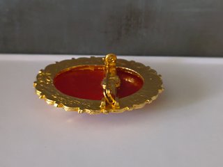 Broche camafeo vintage con borde en tono dorado