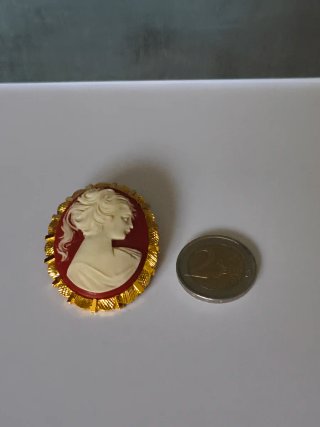Broche camafeo vintage con borde en tono dorado