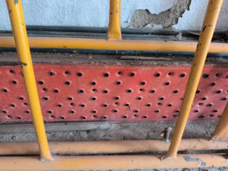 Andamio metálico amarillo