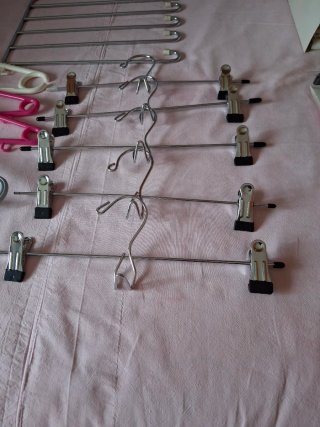 Perchas Ropa y Pantalones (Plástico y Metal)