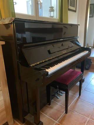 Piano vertical Maeari negro brillo + banqueta