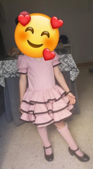 Traje de flamenca rosa con lunares negros