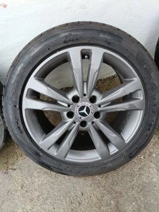 Llanta Mercedes 17 con neumático