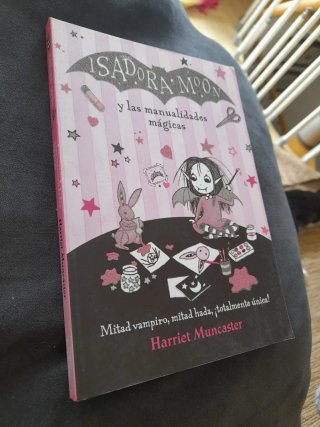 Isadora Moon y las manualidades mágicas / Isado...
