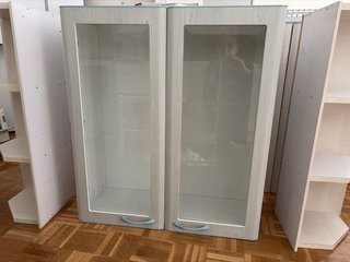 Vitrina y 2 estanterías de cocina