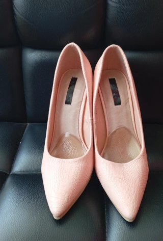 Zapatos tacón rosa con tacón transparente.