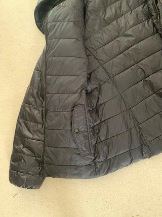 Chaqueta reversible negra con capucha