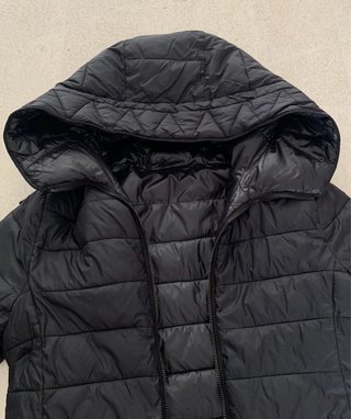 Chaqueta reversible negra con capucha