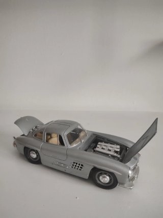 Coche a escala Mercedes Benz 300SL 1:24