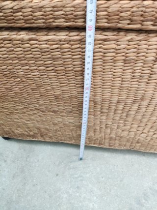 Baúl de esparto con ruedas
