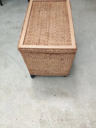 Baúl de esparto con ruedas