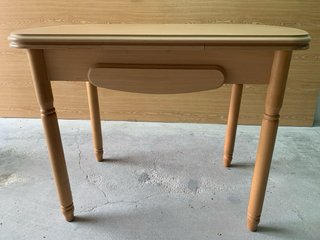 Mesa y 4 sillas de madera