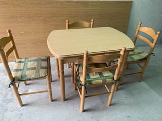Mesa y 4 sillas de madera
