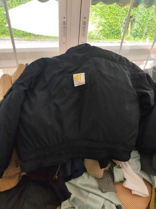 Chaqueta vintage negra con forro rojo