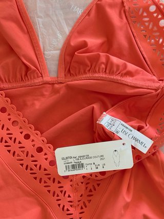 Costume intero color papaya con dettagli traforati