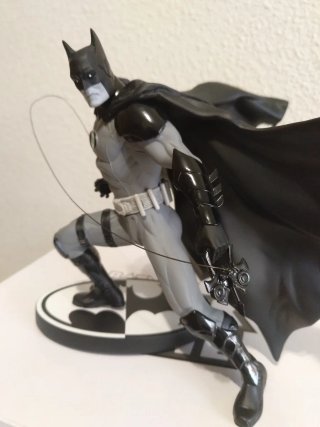 Estatua Batman Black & White - Ivan Reis