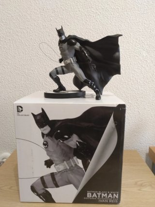 Estatua Batman Black & White - Ivan Reis