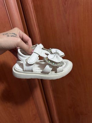 Sandalias niña lazo T.23