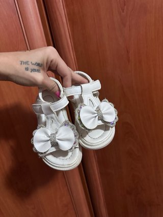 Sandalias niña lazo T.23