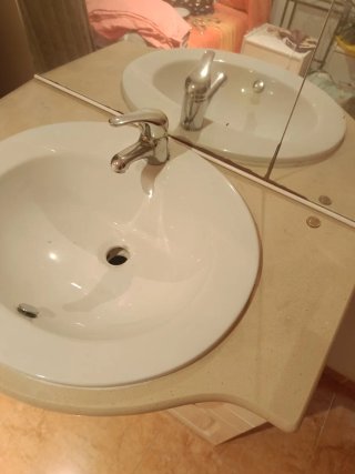 Mueble de baño con espejo y armario