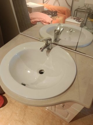 Mueble de baño con espejo y armario