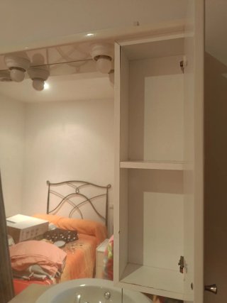 Mueble de baño con espejo y armario