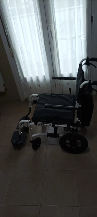 Silla de ruedas plegable ligera