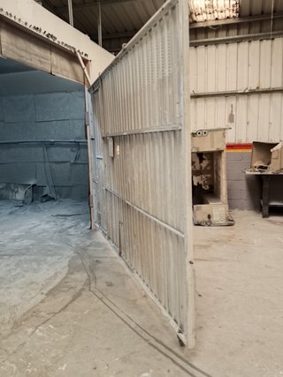 Puerta metálica industrial